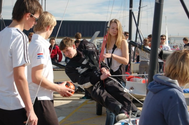  Kind lernt Segeltechniken 